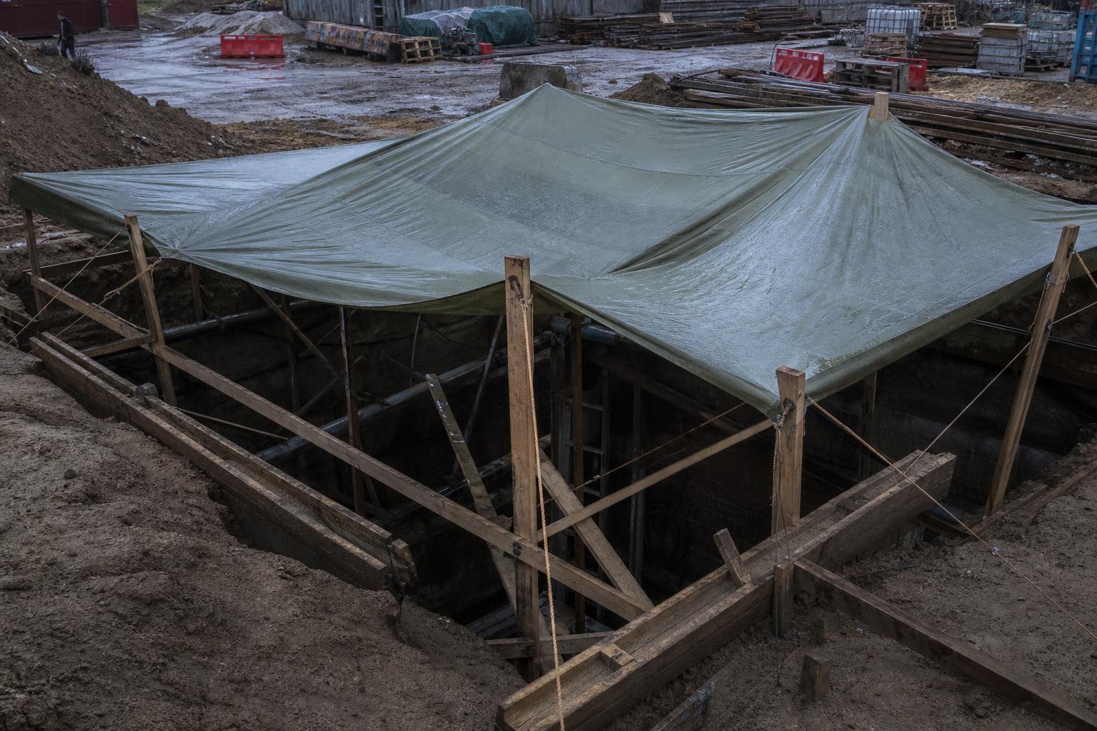 Временный навес над котлованом для защиты от осадков